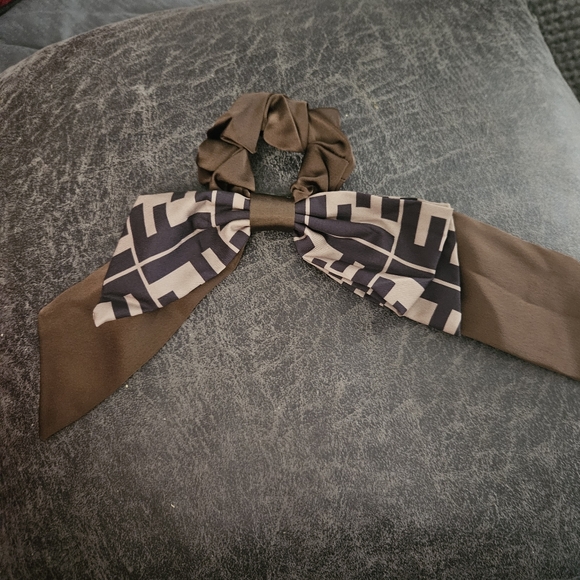 Deaigner inspired logo bow scrunchi - Picture 1 of 1